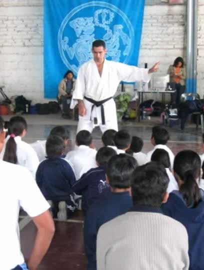 Foto - Sensei Justo G&oacute;mez dictando un seminario