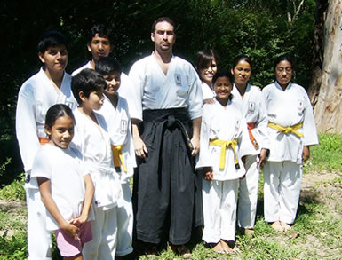 Sensei Julio Lucero y sus alumnos de San pedro al cumplir un a&ntilde;o